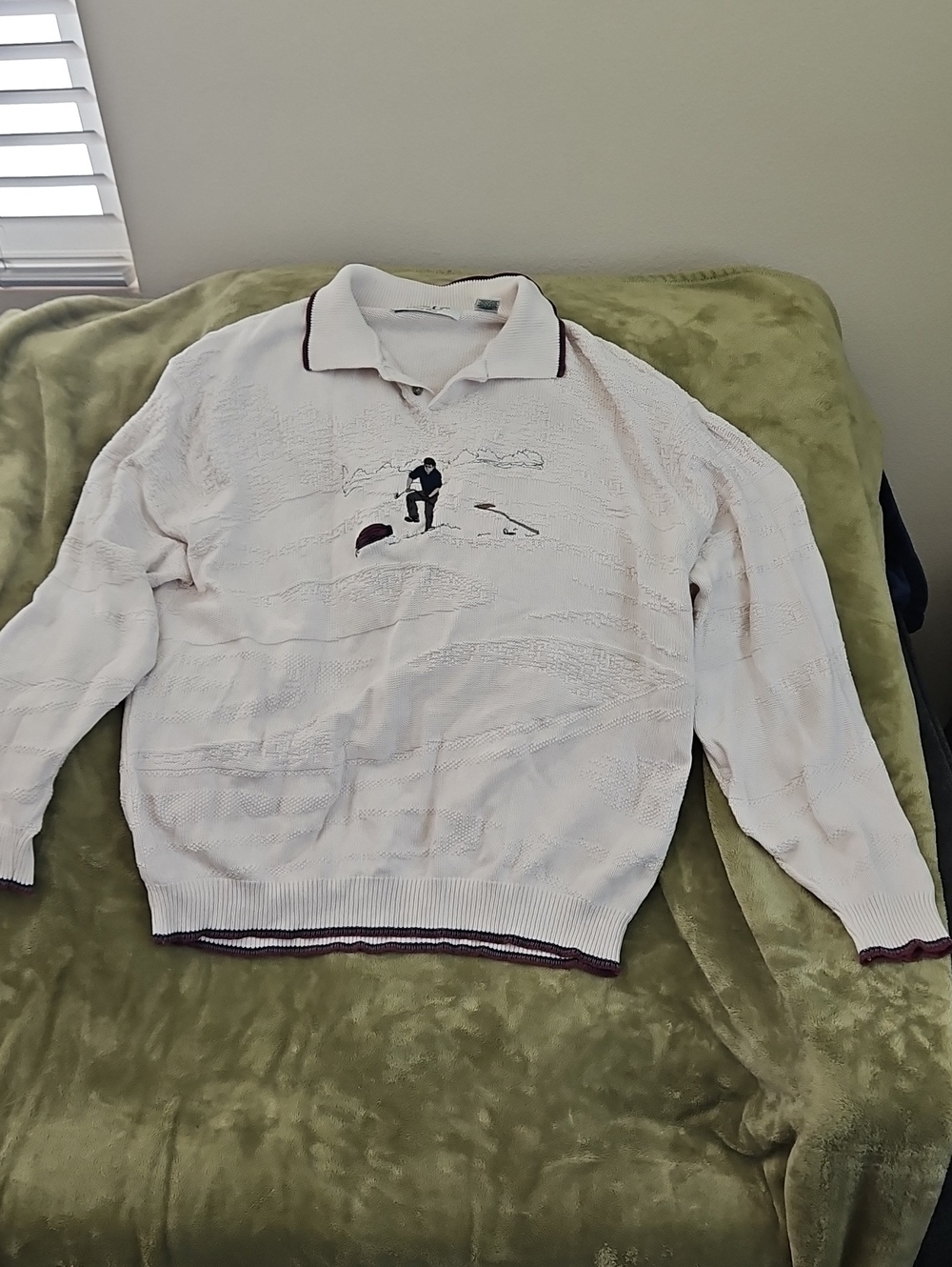 Men's White Collared Sweater with Embroidered Golfer, Size X-Large
